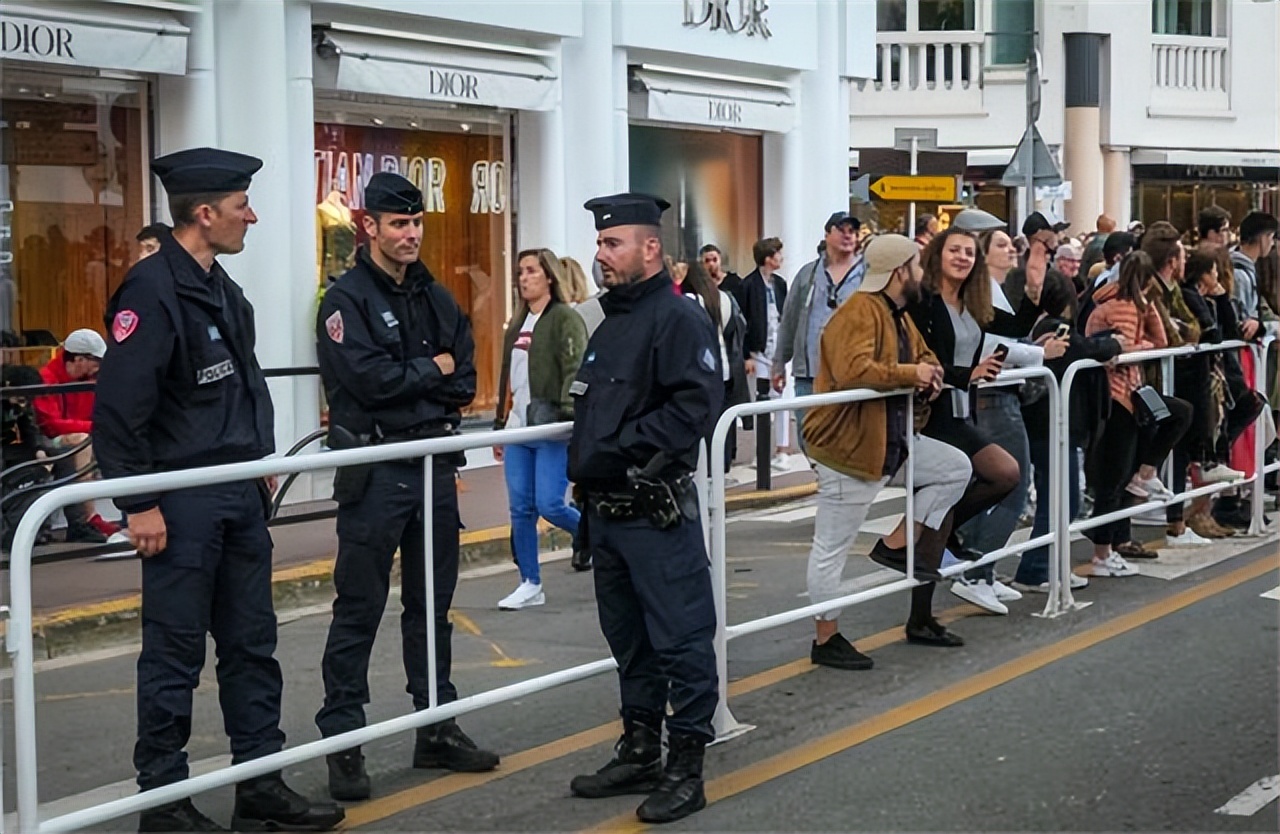 法国满大街,法国清一色标志警车