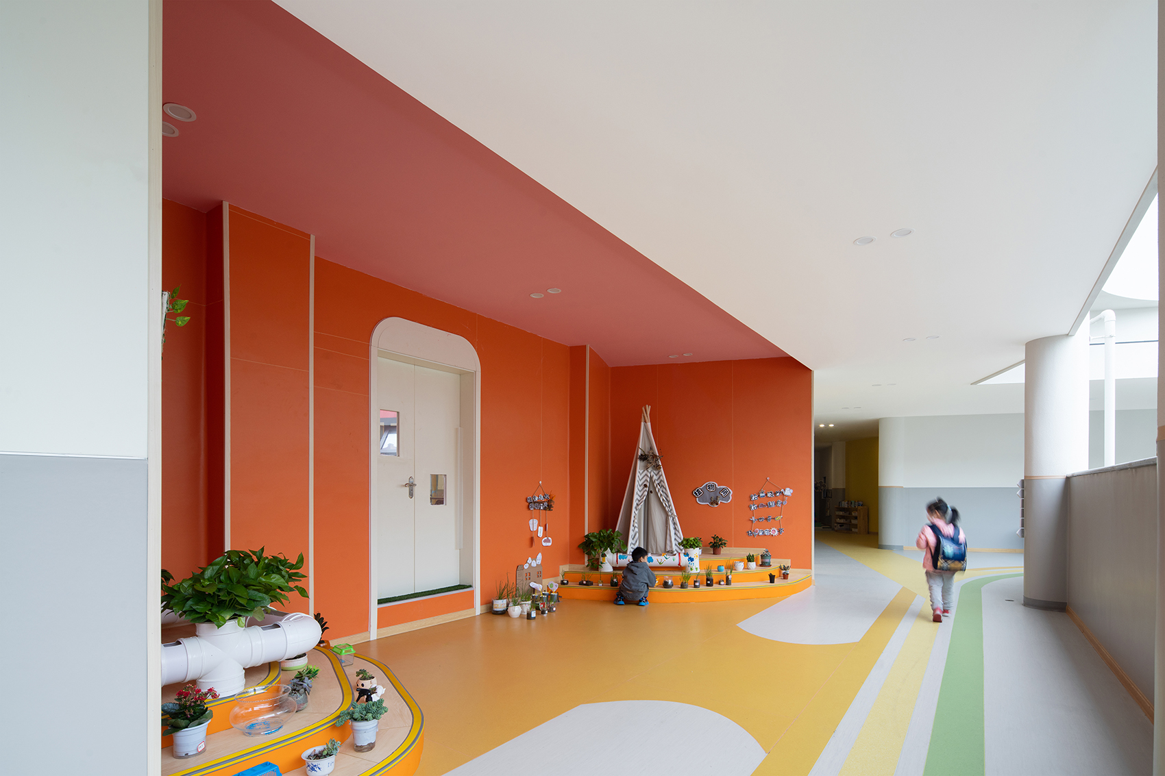 地胶幼儿园安装,户外幼儿园软地胶铺设