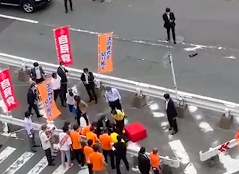 安倍遇刺现场保镖举动引关注,安倍遇刺新闻评述
