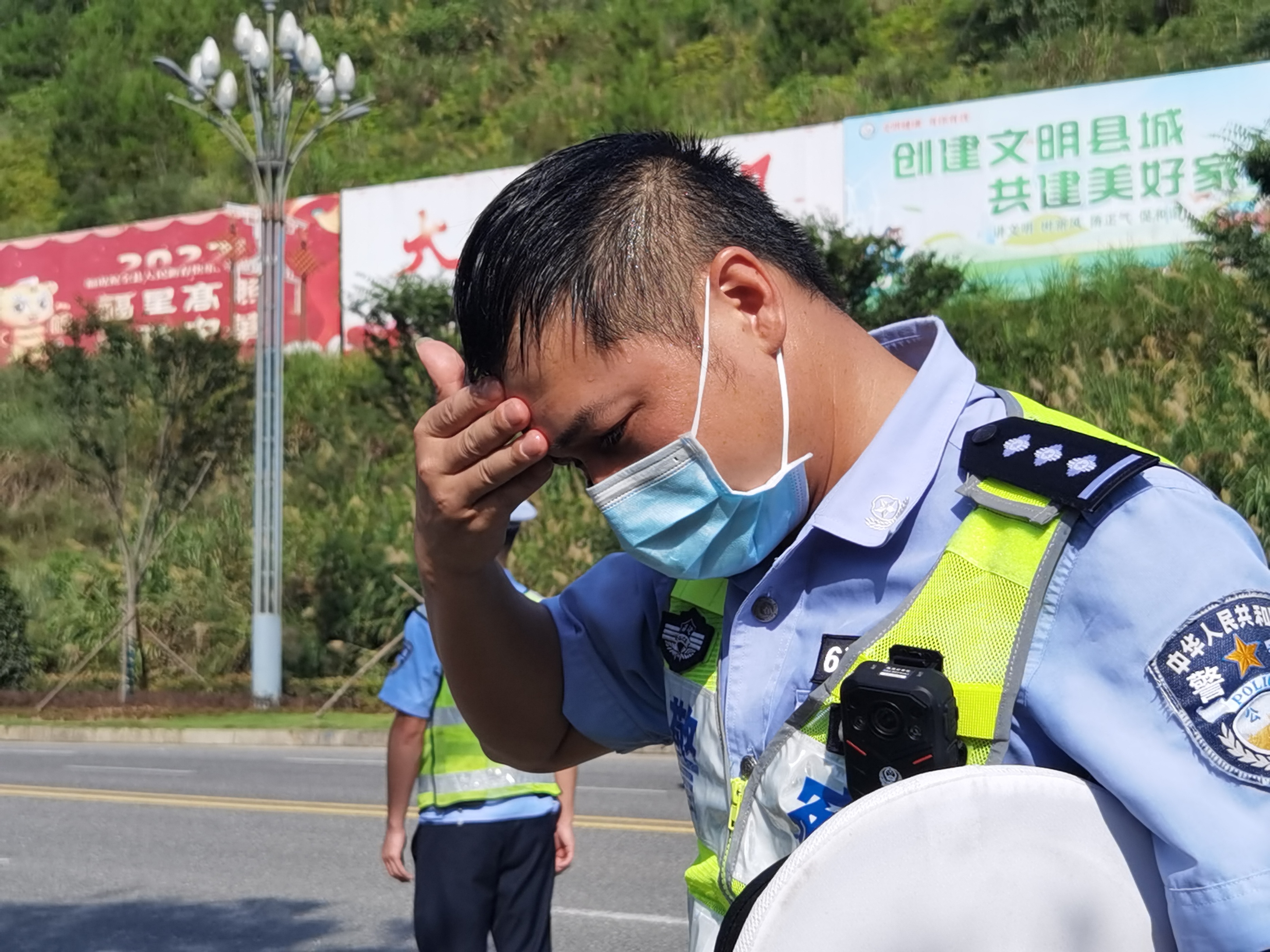 党旗在我们的心中高高飘扬,让党旗在基层一线高高飘扬