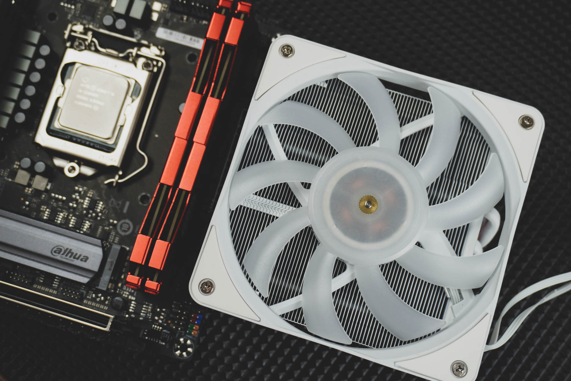 桌面空间太小怎么改造,台式机机箱越来越小