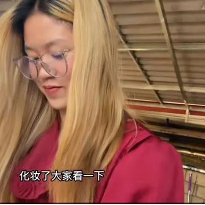 莎莎为*证办**，打扮漂亮去照相馆，彼此关心，哈哈感到家的温暖。