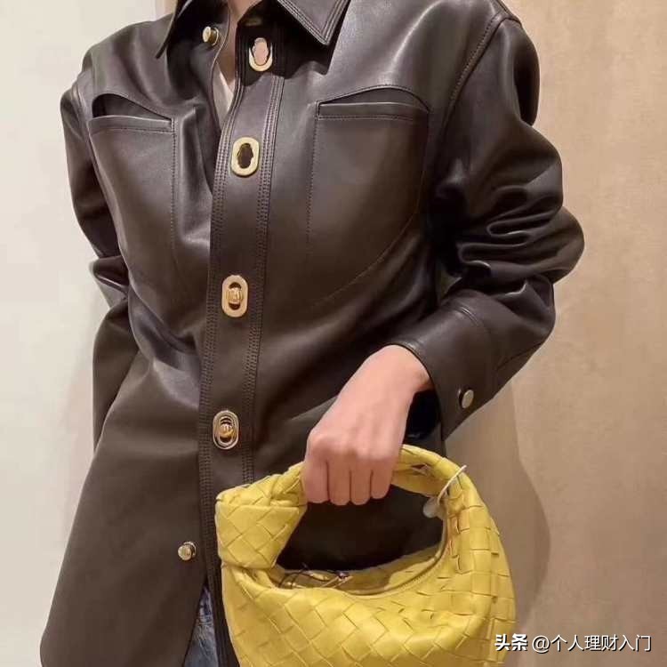 净资产1000万元以上的高净值家庭的女性，喜欢的奢侈品包包。