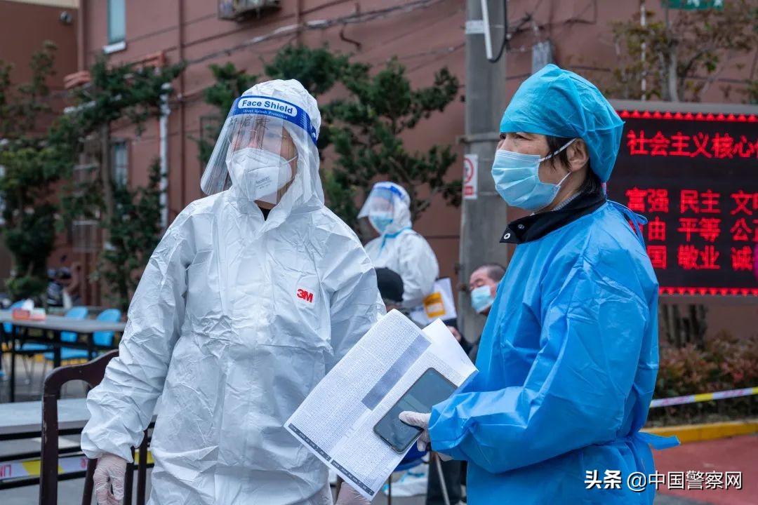 【疫情当前警察不退】上海600多支公安“社区帮困先锋队”活跃在全市抗疫一线关爱特困人群彰显“公安温度”