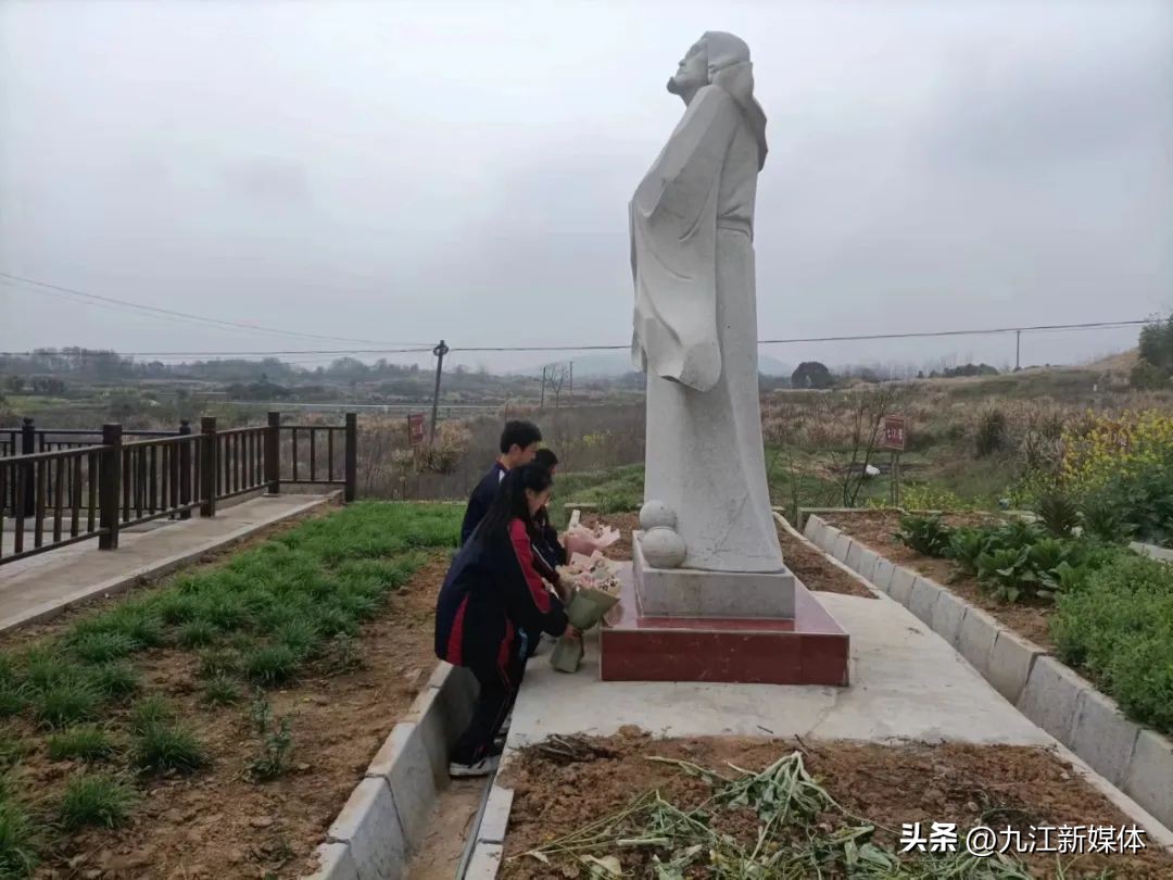 湖口四中举行陶渊明雕塑揭幕仪式