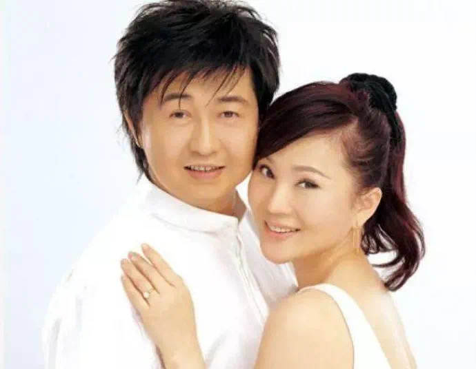 不婚、接廉价商演、走穴…一首歌唱一辈子的老牌歌星，现状各不同