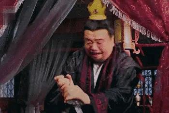 洒枸杞假装喷血、演尸体玩手机，这些穿帮镜头好敷衍，个个离谱