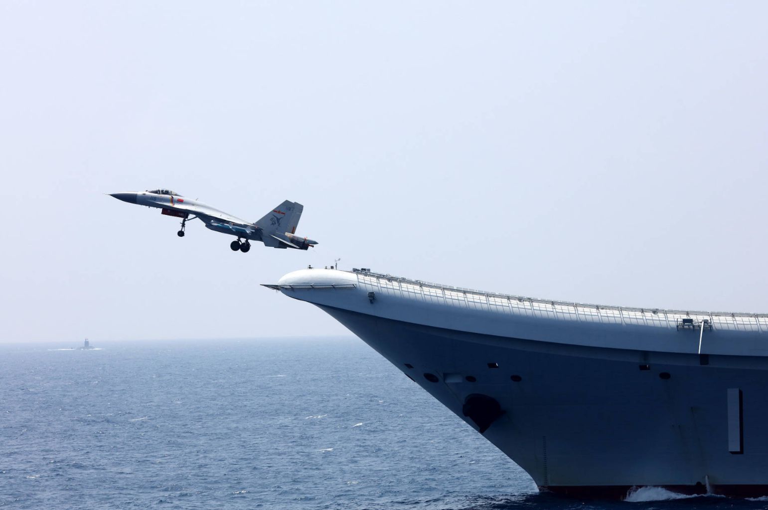 辽宁舰返厂维修后比山东舰更强吗,辽宁舰回大连在哪里能看到