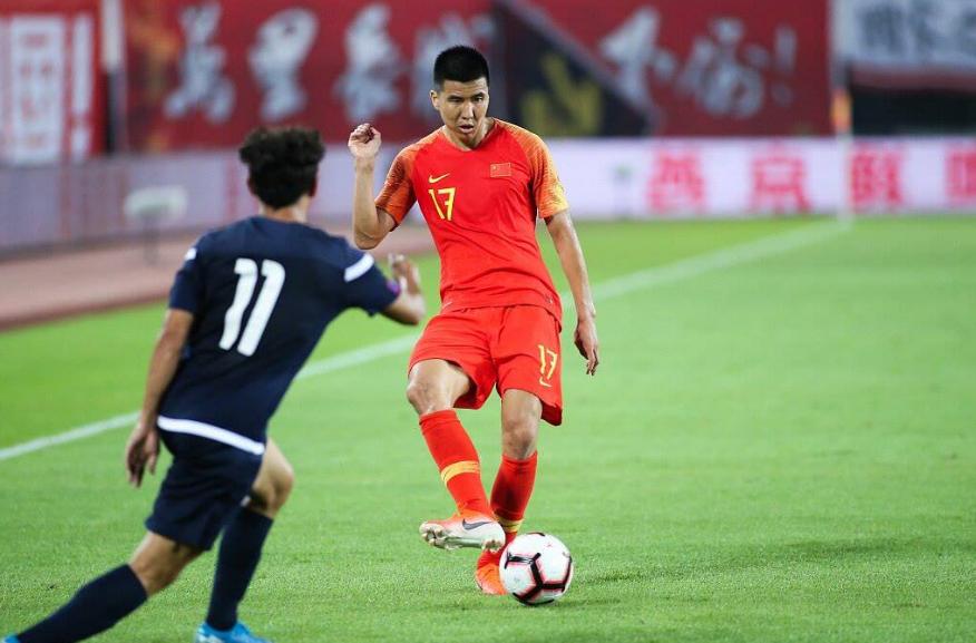 吴曦凌空射门对阵日本,国足对战越南吴曦缩头避球