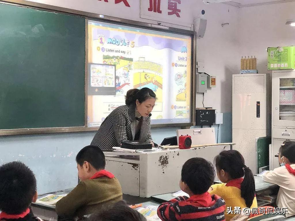 站在讲台上12年，无手无脚，用她残疾的手臂给山区的孩子指引方向