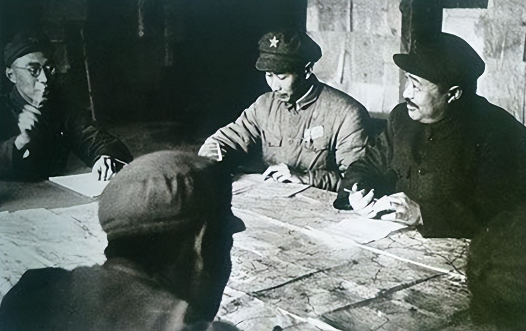 55年毛主席审阅元帅名单时，看到贺龙名字调侃道：他可是个好配角