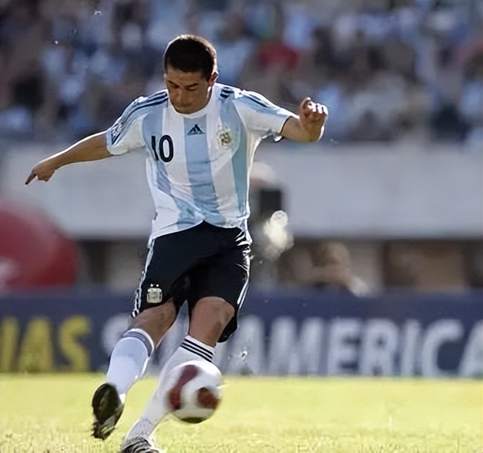 前锋中场后卫门将哪个重要,足球门将后卫中场前锋