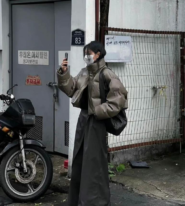 韩国的ins时尚博主tmbming她的风格很适合喜欢简约风穿搭的小姐姐