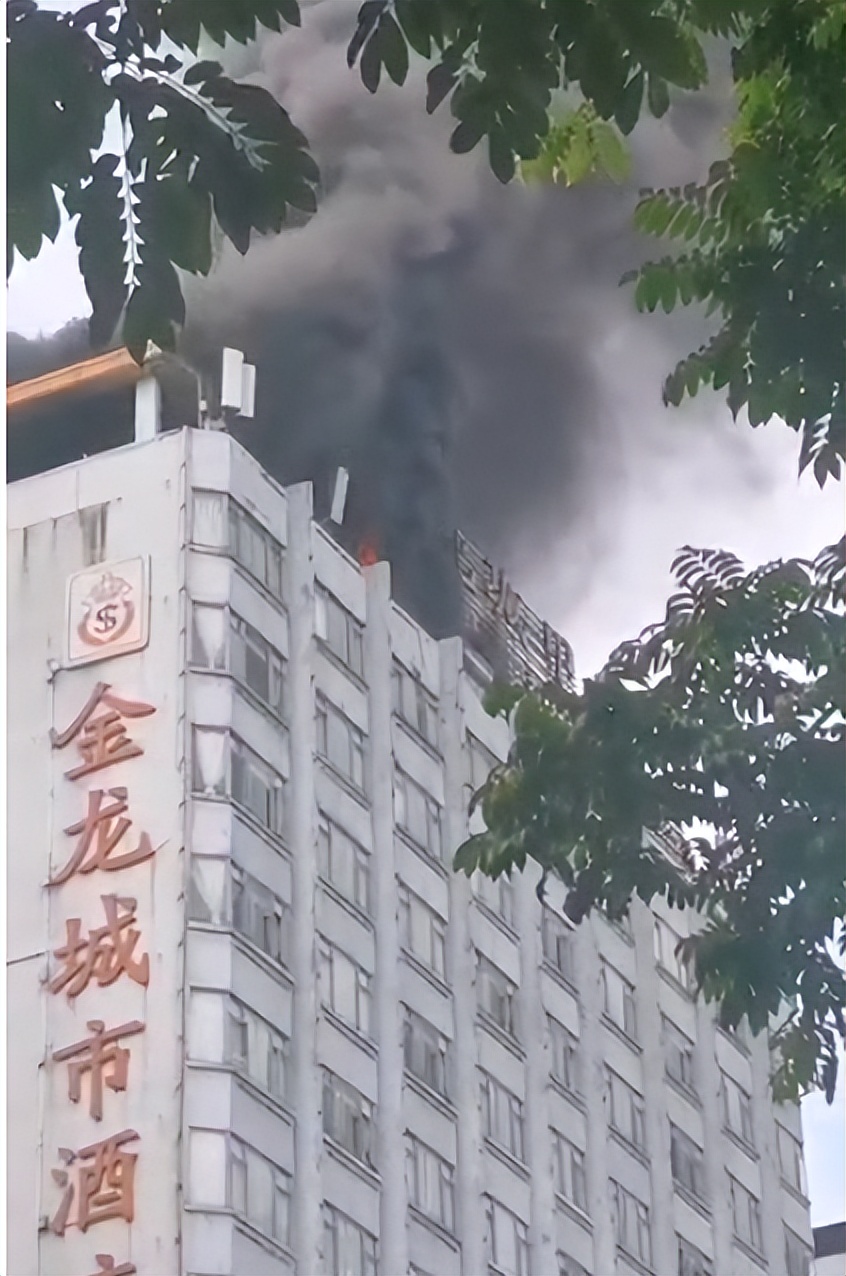 梧州居民楼发生火灾,广西梧州一家酒店凌晨突发大火