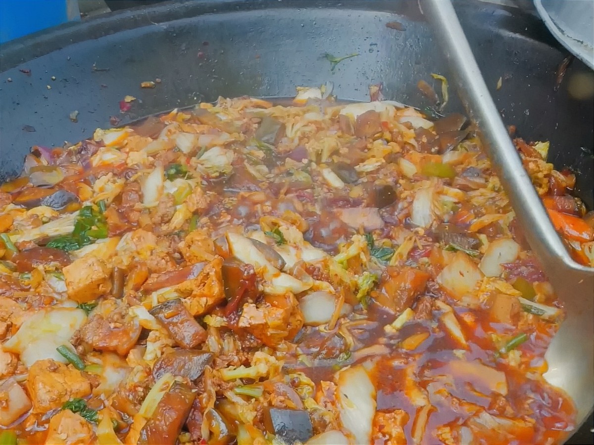 河北农村小馆子，开在村口集装箱，10元管够吃，烙饼炖菜真香