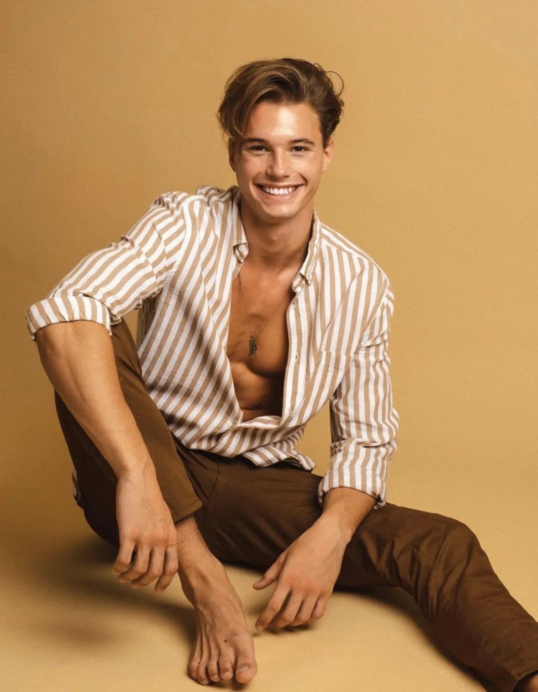 德国时尚男模特雅各布·约克斯特出镜EMPORIOARMANI*裤内**广告