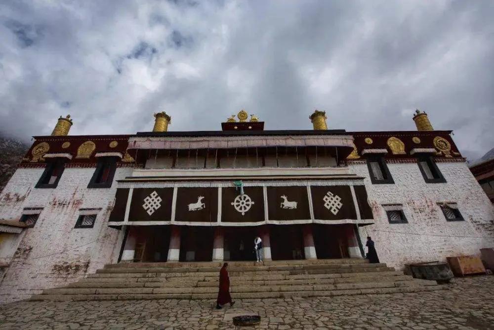 离天堂最近的地方是西藏,拉萨站在离天堂最近的地方