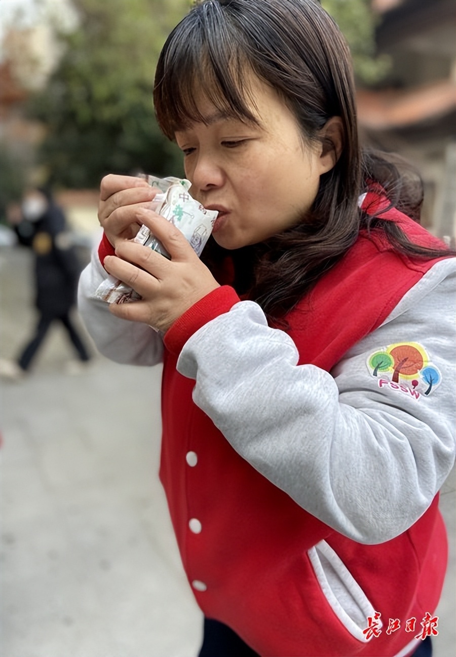 中医给群众发放防疫汤剂,免费送防疫一线中药