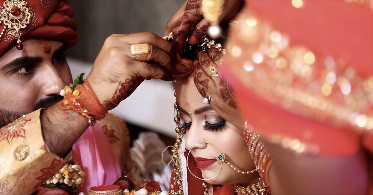 新郎接亲路上斗舞,新郎接亲舞蹈眉飞色舞