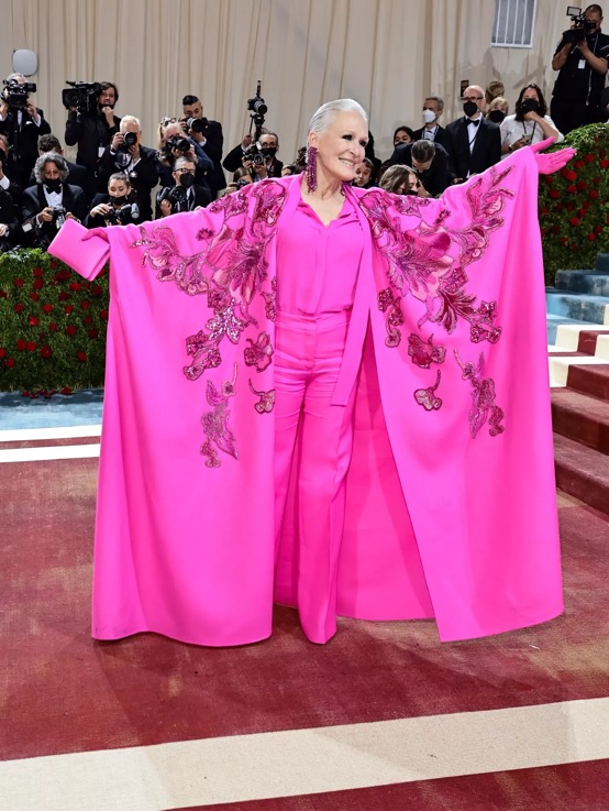 安妮海瑟薇红发造型亮相,安妮海瑟薇芭比粉色晚礼服