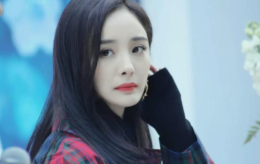 赵丽颖喝水事件恰似管中窥豹，映射多少女性“难以启齿”的秘密