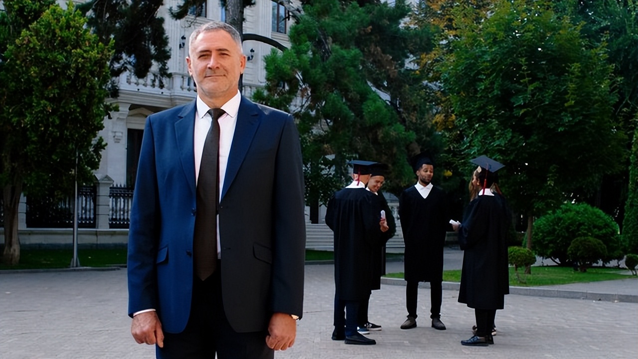 职称评审的罗生门：学术成就还是政治背景？