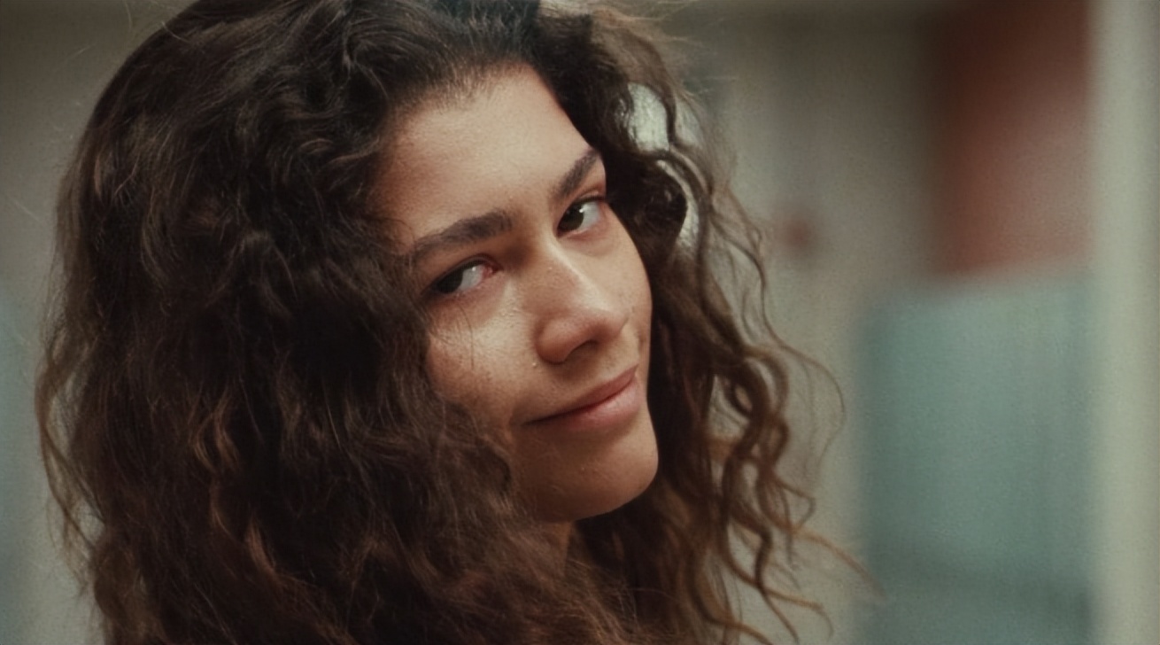 好莱坞顶流被讽脚臭，高跟鞋打脸，男神收割机把日子过成啥样了？