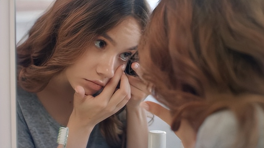 戴隐形眼镜眼睛一直闭几天能适应,眼睛失明眼球变白是怎么回事