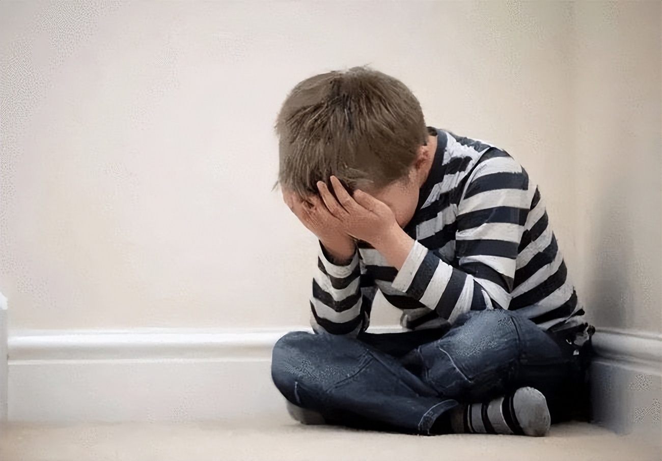 儿子被霸凌家长暴揍,初中校园霸凌被家长暴打