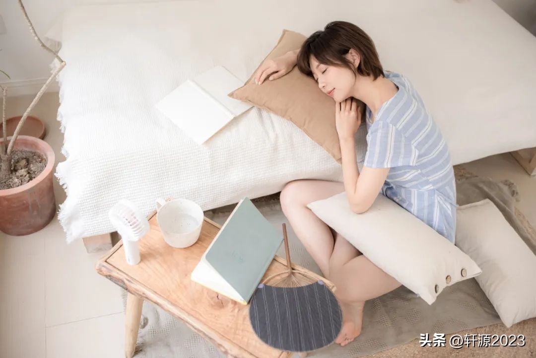 梦见已故的亲人再次安葬代表什么,梦见死去亲人睡旁边还和自己说话