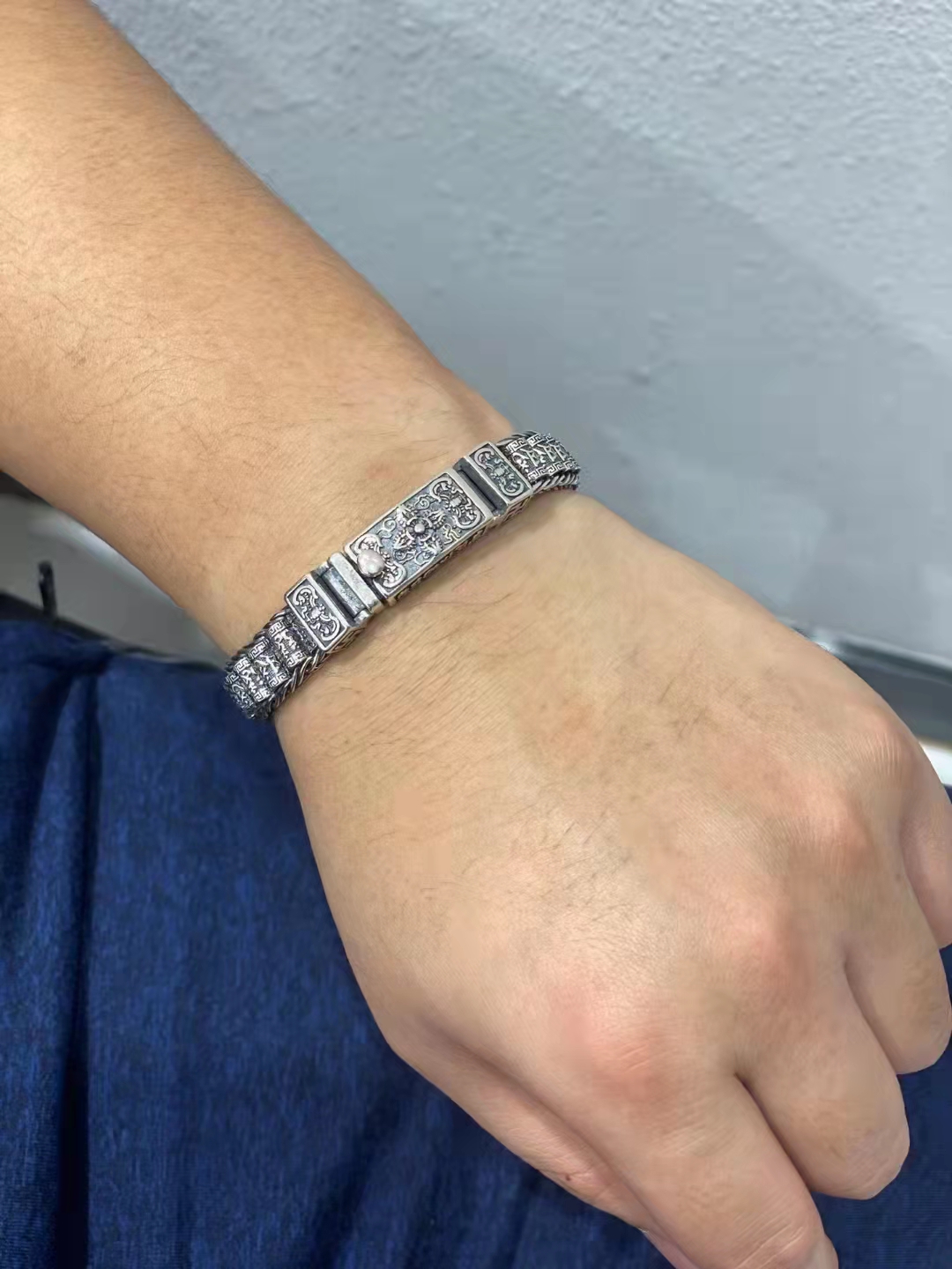 戴便宜的手链对身体有害吗,戴便宜的手链丢人吗