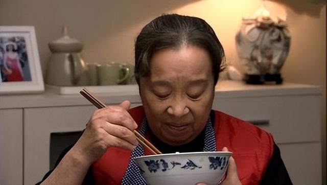 婆婆说腰疼我说去医院她又不去,婆婆喊累不想做饭