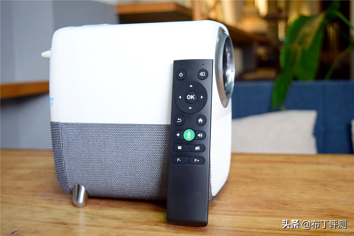 买大屏电视机还是买智能投影,投影机和液晶电视哪个比较实用