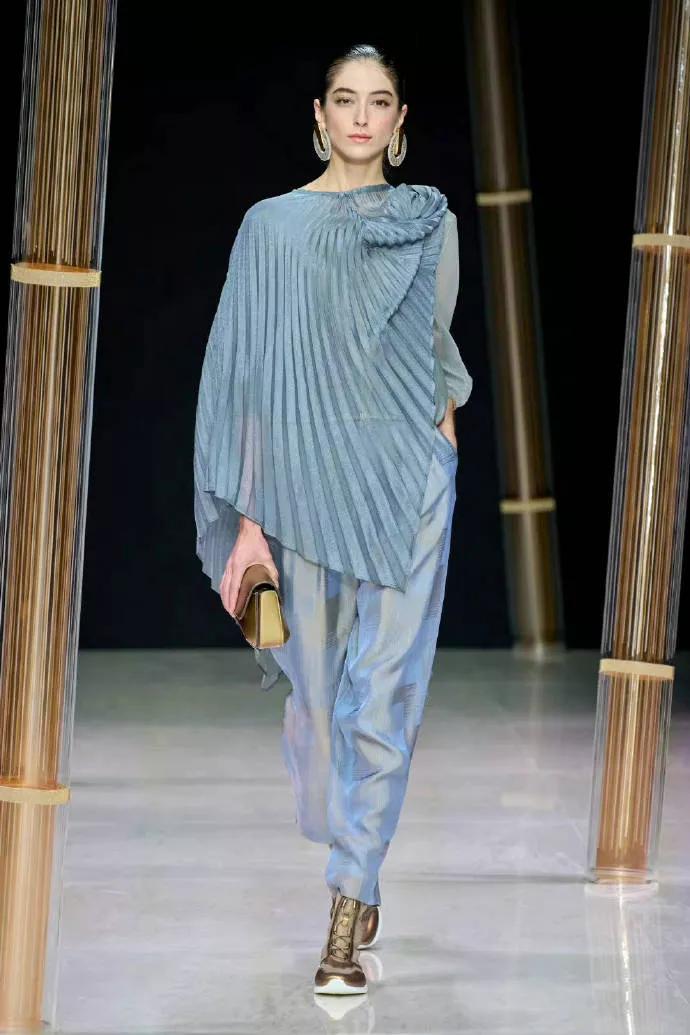 Armani阿玛尼2023春夏女装星光熠熠，优雅之姿态