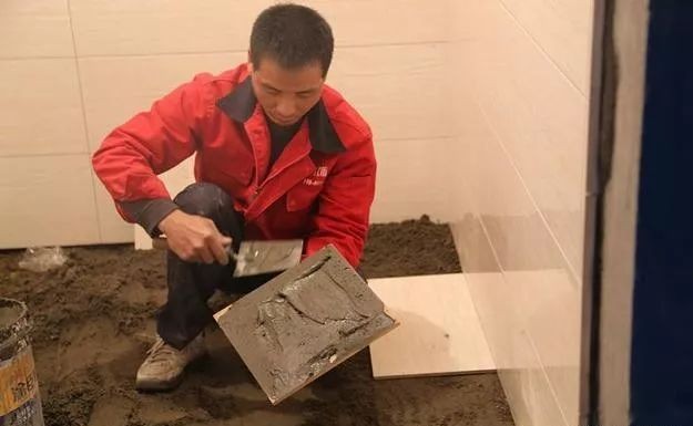 大厅贴瓷砖是先贴地砖还是墙砖好,装修贴地板先还是刷墙先