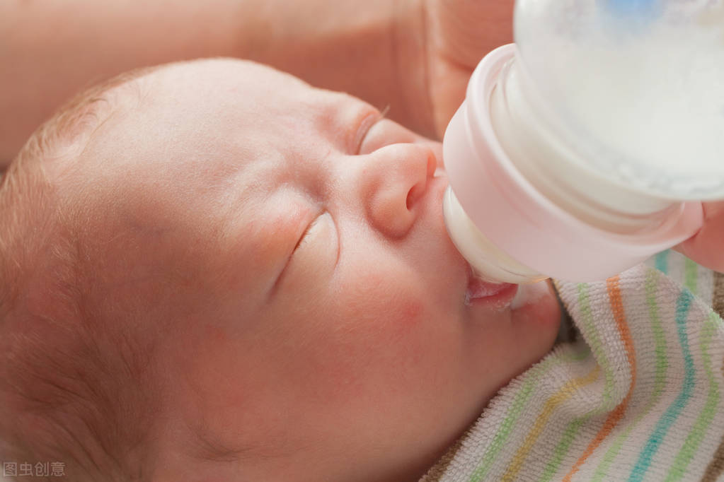 给孩子喂奶要避开大儿子吗,刚出生的宝宝如何正确喂奶
