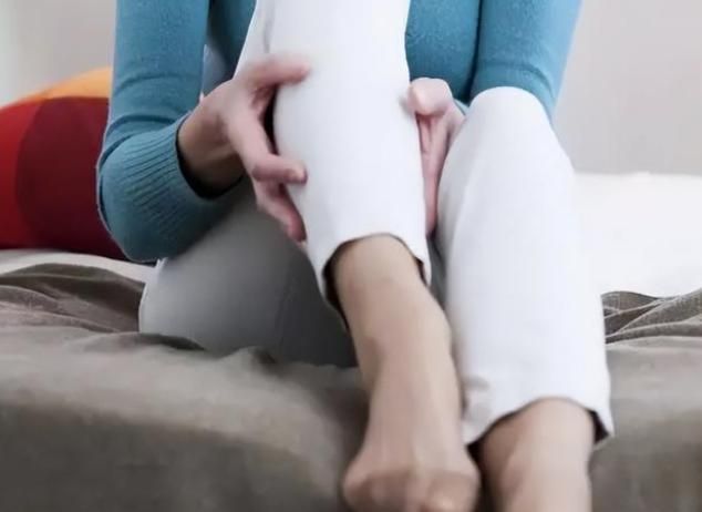 睡觉突然腿抽筋可能并非缺钙,睡觉时腿抽筋是缺钙还是血脂高