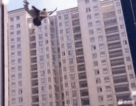 “姑娘，你知道衣服上的字是什么意思吗？”哈哈哈自信的姑娘最美