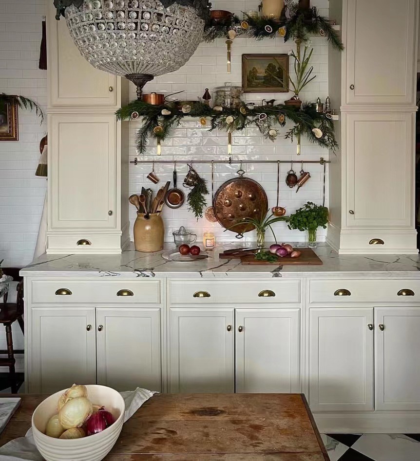 30岁女主装扮的美国住宅，花哨又闪亮，复古极繁主义也别具魅力