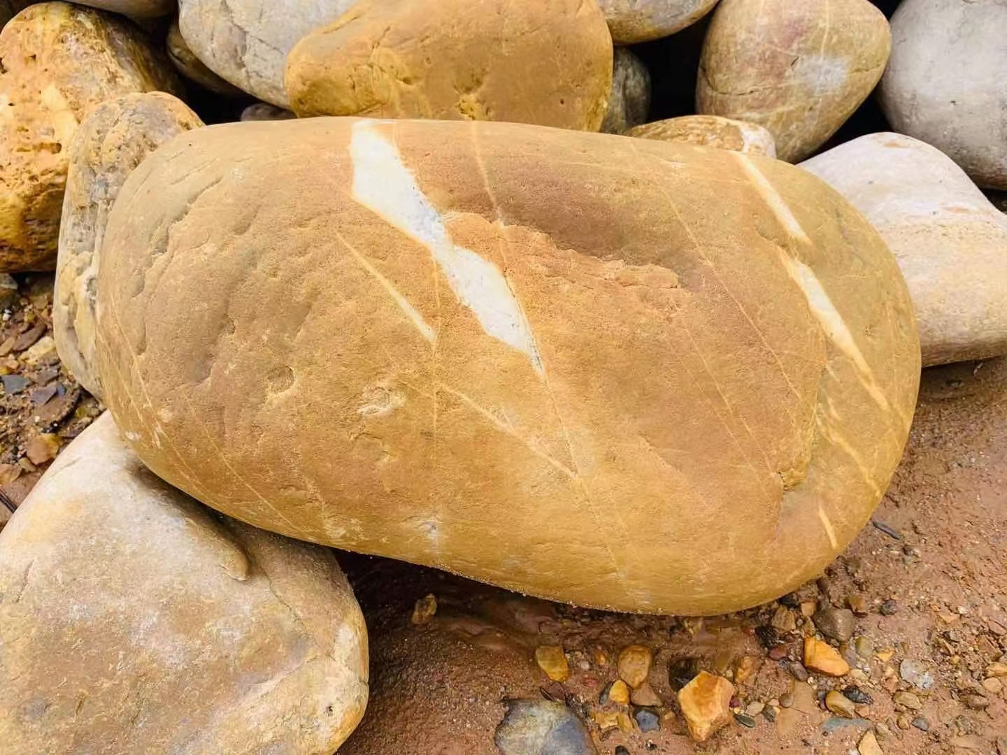 透明的黄蜡石价值多少钱一克,黄蜡石的价值分地区吗