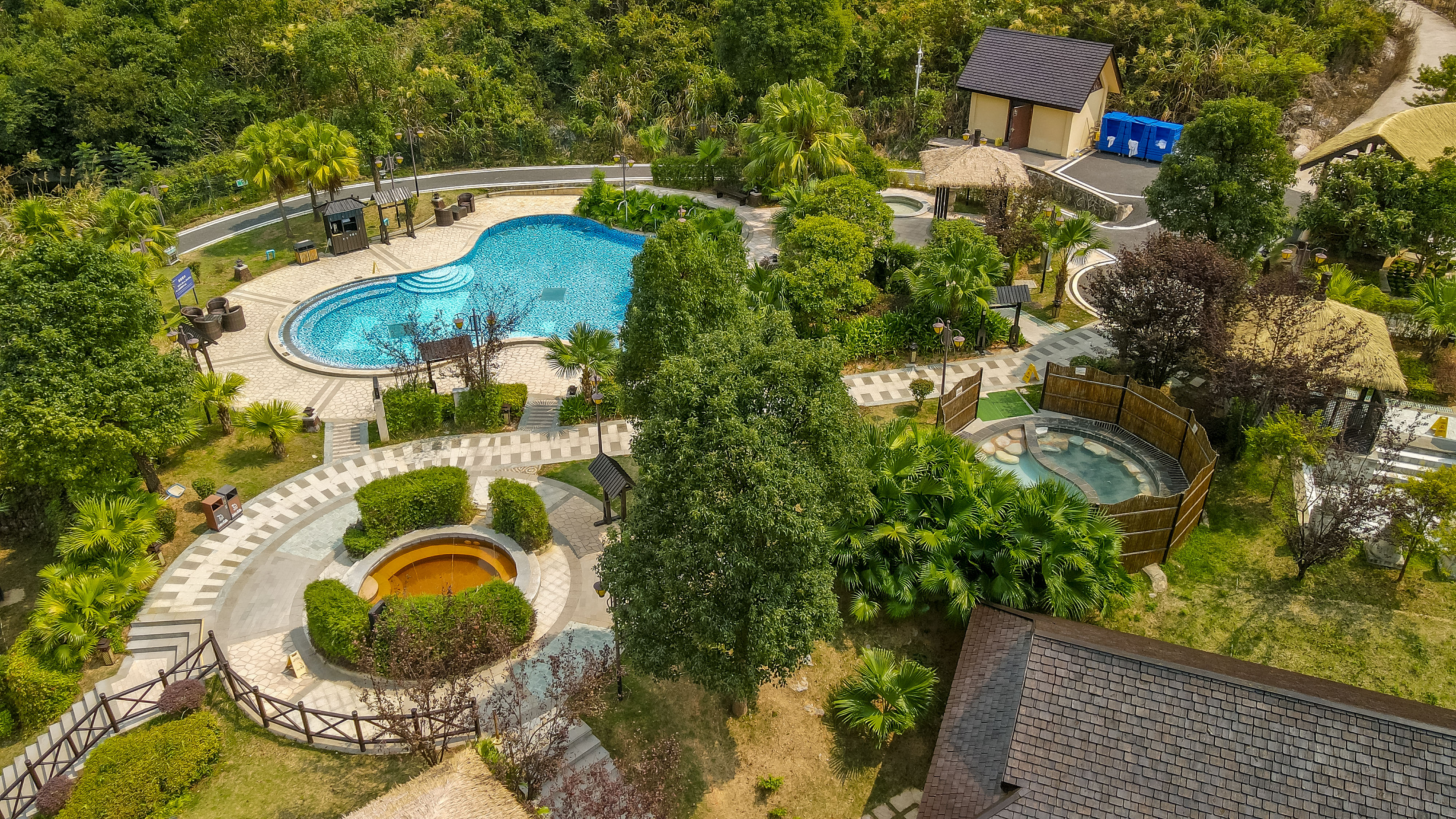 广东“小巴厘岛”式温泉，善恶之门舞台，仿佛置于国外度假的感觉