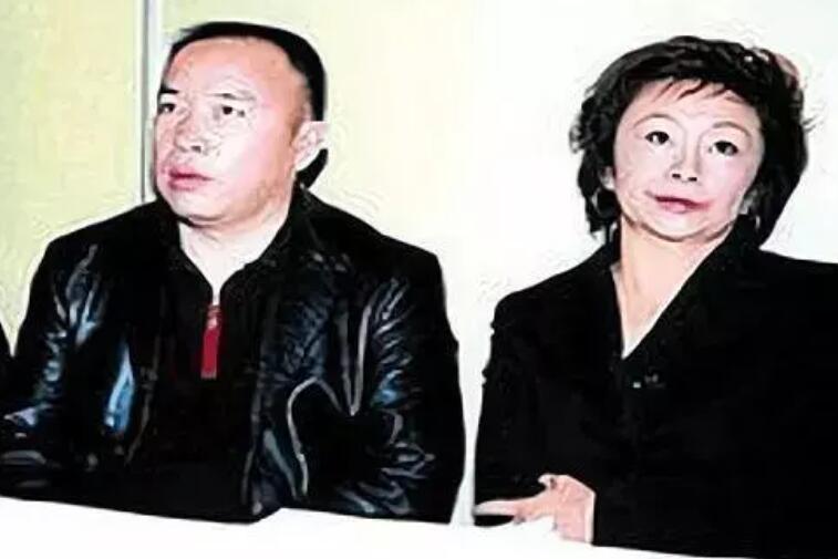 2009年，*昌星赖**之妻曾明娜回国自首前，我们答应了她哪两个条件？