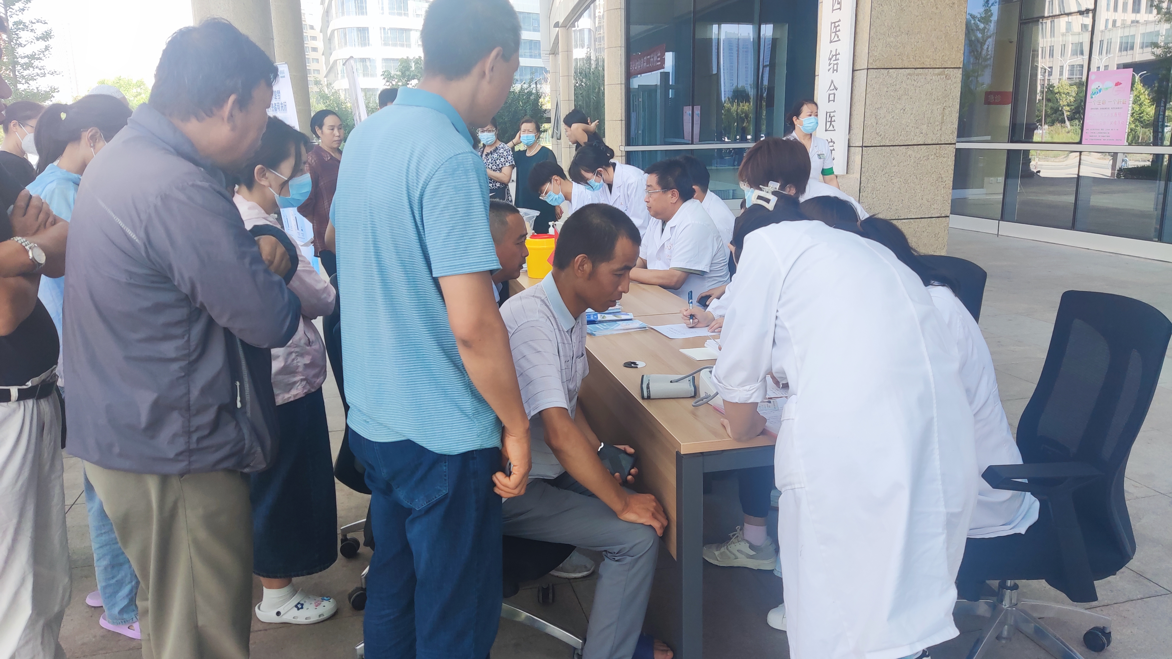 “一个生命，一个肝脏”——兰州市第二人民医院雁滩分院开展“世界肝炎日”义诊