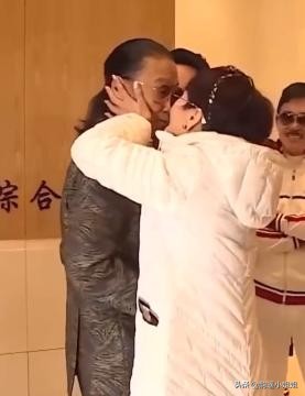 谢贤赌博欠债被抓,谢贤演赌神被扔下楼