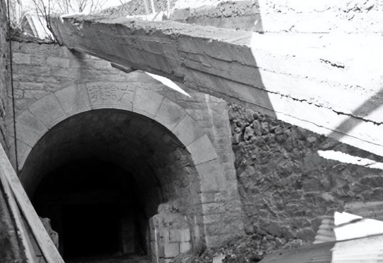 1942年毛*东泽**说延安经济难，*少奇刘**万两黄金送到，铁道游击队护送