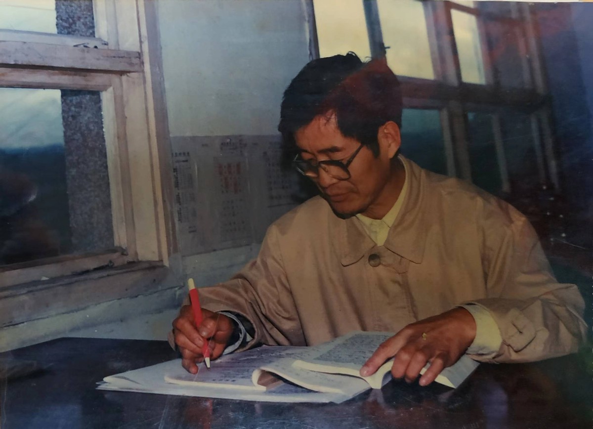 忆亡兄——“春蚕到死丝方尽，蜡烛成灰泪始干”