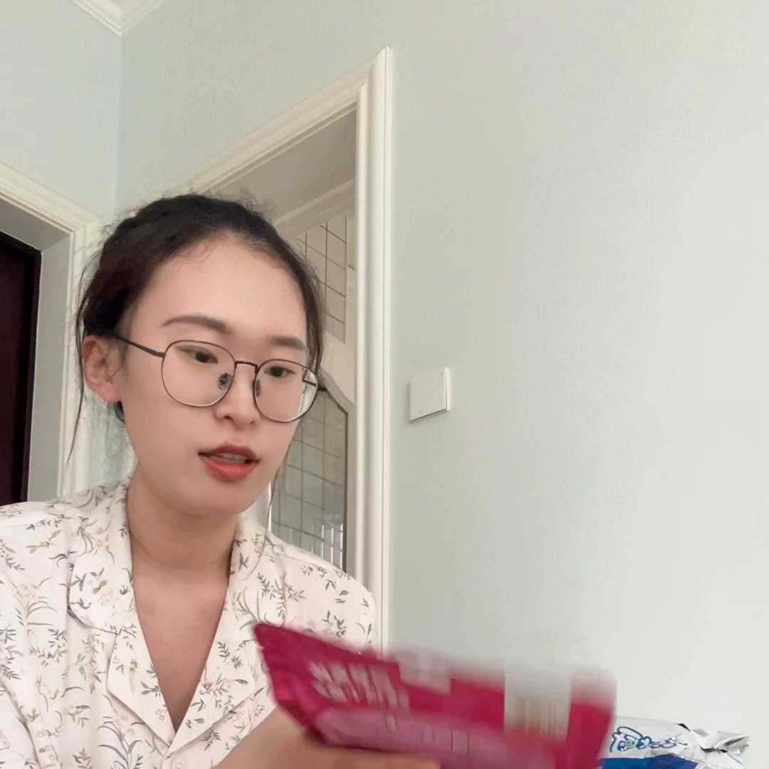 今天带你们来体验一下拆快递的快乐，拆快递一时爽，收拾老...