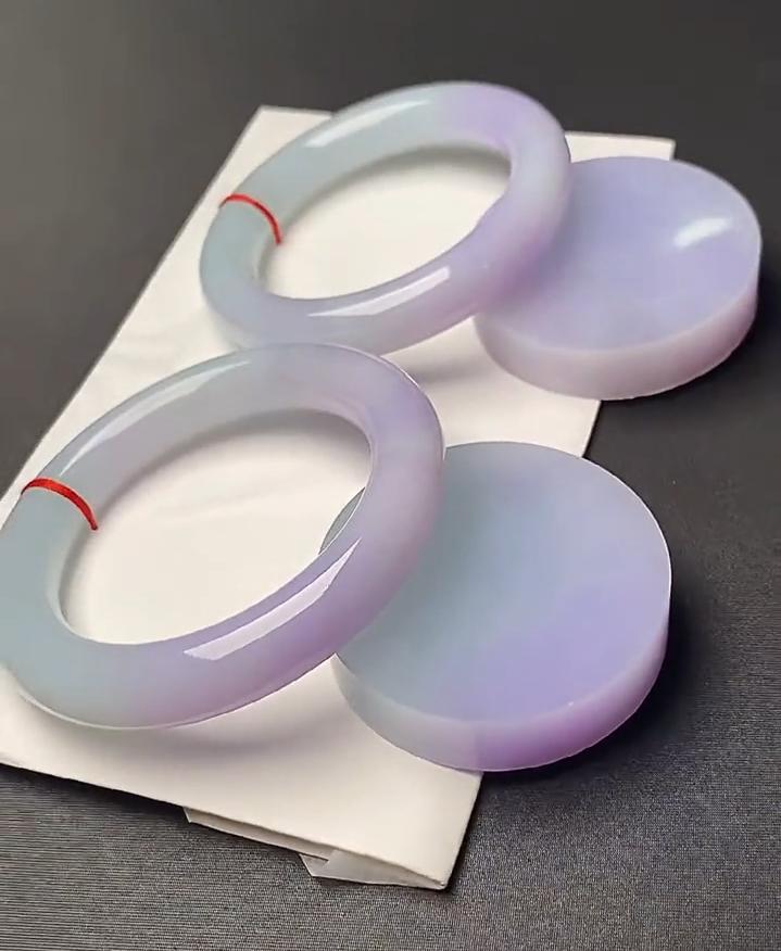 翡翠手镯表面有坑和划痕正常吗,翡翠手镯避裂镶金