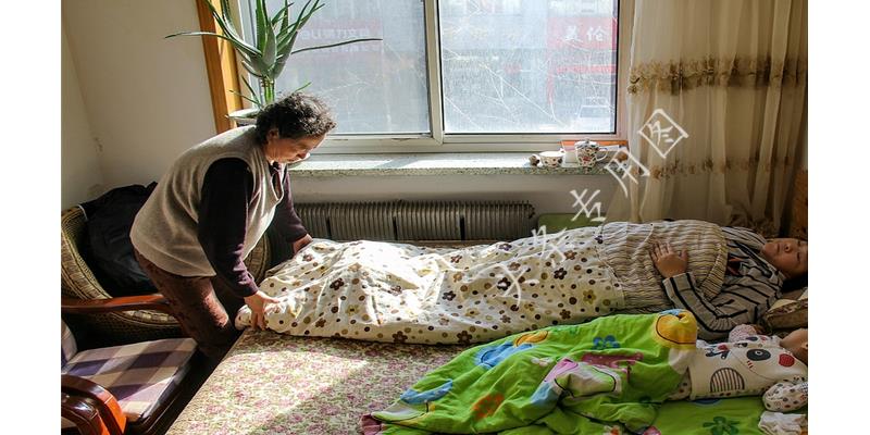 孙子头上磕了一个包，儿媳辞职并让她回老家，一周后打来电话哭了