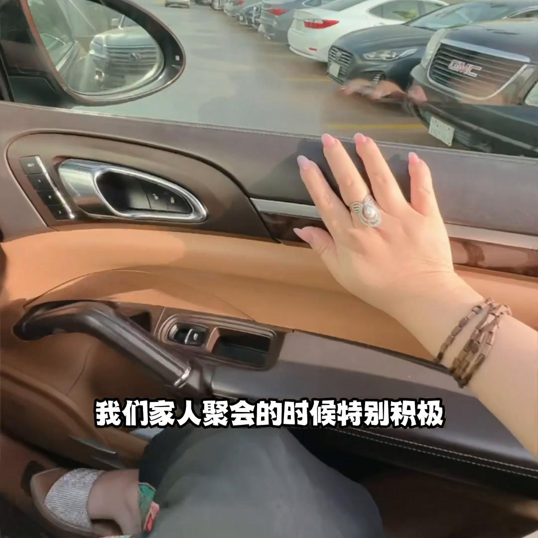 我沙特婆婆又出远门去了，走之前说让我选几条好看的晚礼服...